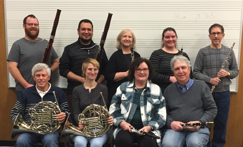 Humboldt Harmoniemusik: 9 wind players holding instruments